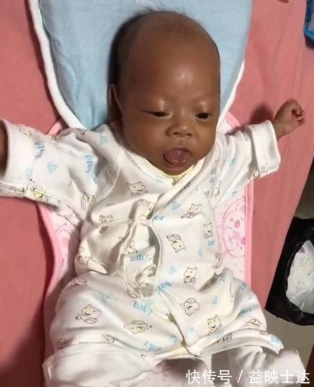 黑人|宝宝出生1个月成“黑人”,邻居质疑孩子出生,宝妈必须亲生的