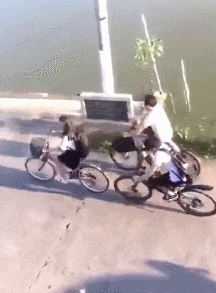 |搞笑GIF:如何优雅不失风度地撩妹 这一招果然厉害