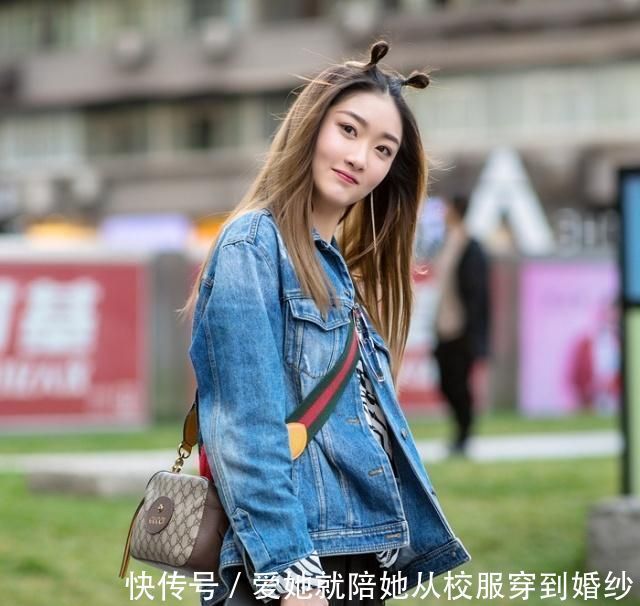 街拍|街拍：毛毛外套搭配半身裙，小姐姐走路的样子十分的帅气