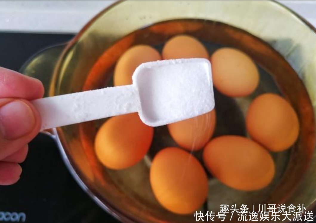 煮鸡蛋，用清水煮就错了，多加一步，蛋壳一剥就掉，蛋黄嫩营养好