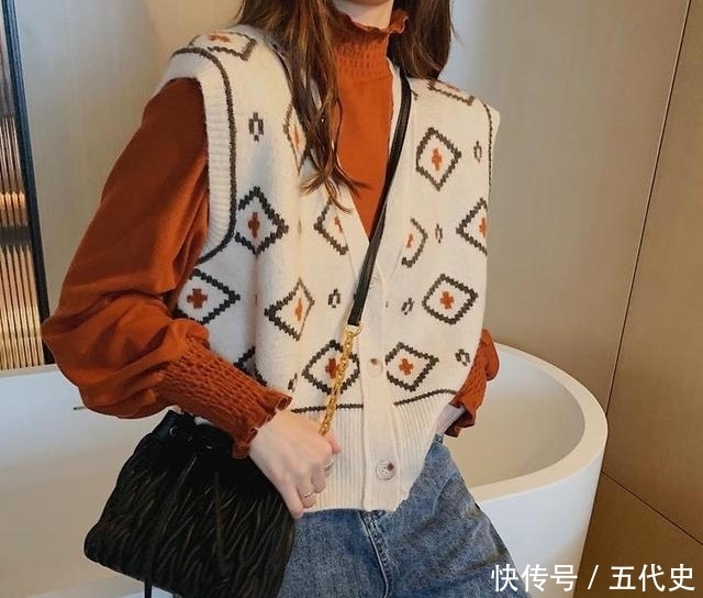 讲究的女人真会穿,用''马甲''混搭叠穿,拯救春天换季乱穿衣的尴尬