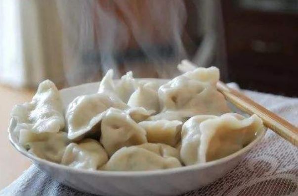 怎么拌饺子馅才好吃?加鸡蛋熟油不是最好方法,这么做才鲜嫩多汁