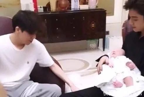 侄女|舅舅带娃火了,为了自己打游戏,直接将宝宝“封印”在墙上