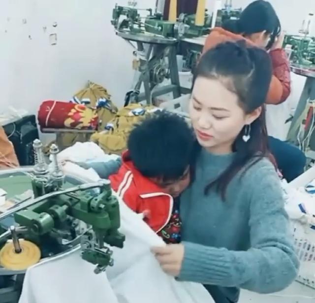 负责任|“最美厂花”火了,抱着熟睡的孩子坚持工作,网友泪目:让人心疼