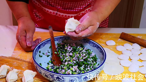 入秋后,猪肉牛肉靠边站,此肉最鲜美,才6块一斤,包饺子特香