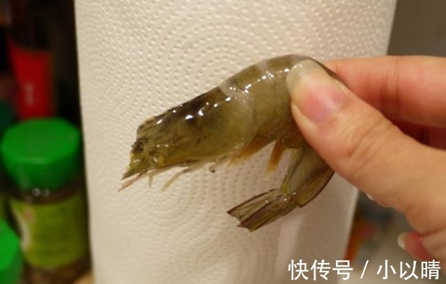 酒店|大虾以后别再吃水煮了，酒店大厨教你做法，5斤不够吃，1盘接1盘