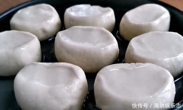 最近这面食火了,家里有面粉就能做,外酥里软,比鸡蛋饼还好吃