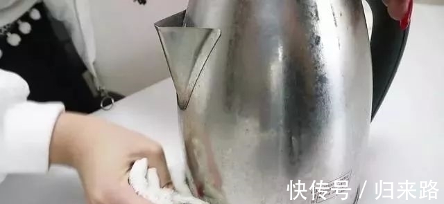 用肥皂在电水壶上擦一擦太棒了，解决了麻烦事，人人都夸好
