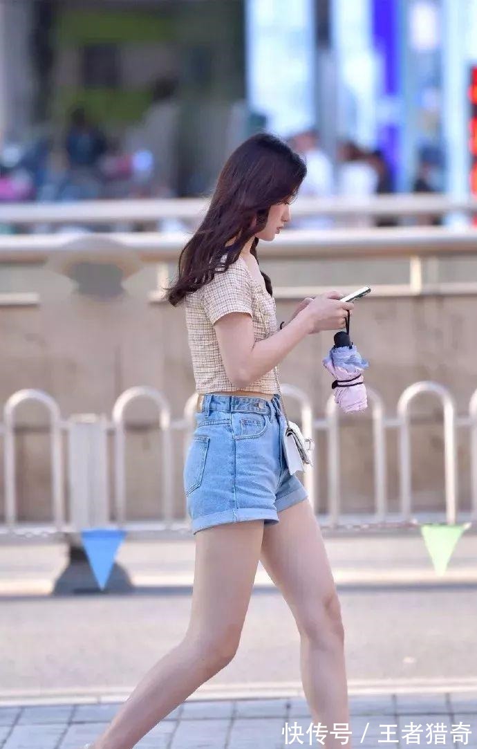 舒适|时尚街拍牛仔热裤勾勒出女神的成熟魅力