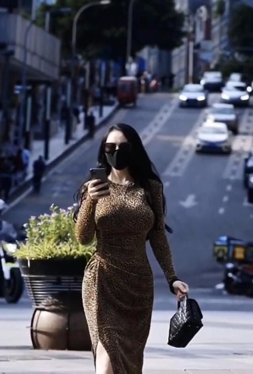 成熟|充满野性的造型，一袭豹纹长裙，尽显成熟女性范