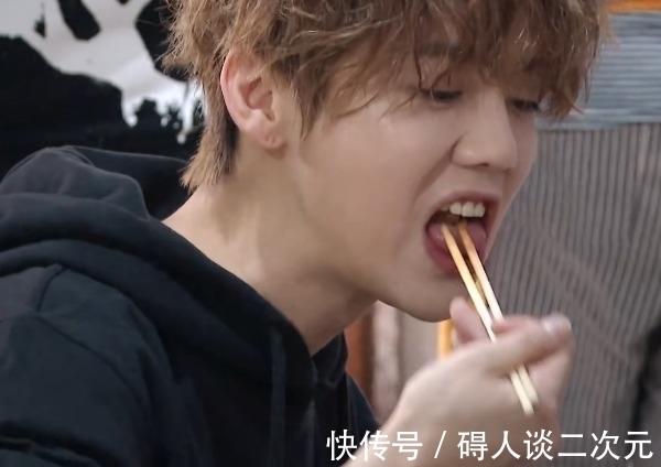 陈赫|陈赫到街边摊一下子要十碗面,小鹿付款得知总价钱后,是我没见过世面