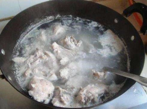 不管什么肉，焯水时牢记这两点，保证脏东西自己出来