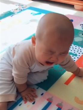 不适感|妈妈被宝宝咬了手,装哭来“博同情”,宝宝的反应却让她暖暖的