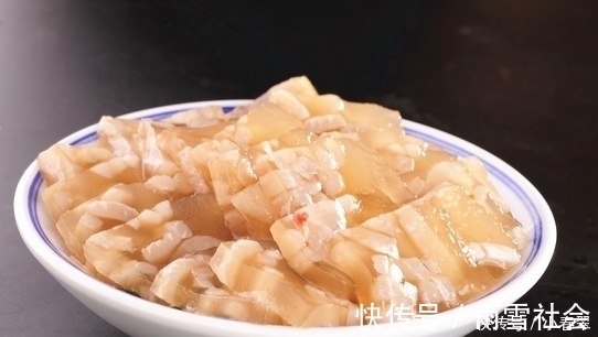 焯水|做猪皮冻时，猪皮焯水后就煮是大错特错！多加1步，猪皮清澈透亮