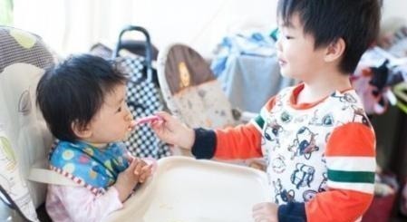 兄妹俩|妹妹将小脚塞进哥哥嘴里,哥哥满脸嫌弃,却不敢轻易发火