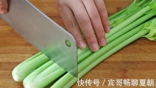 老少皆宜|芹菜别炒了,学会这样做,3斤都不够吃,实在太香了,开胃又解馋