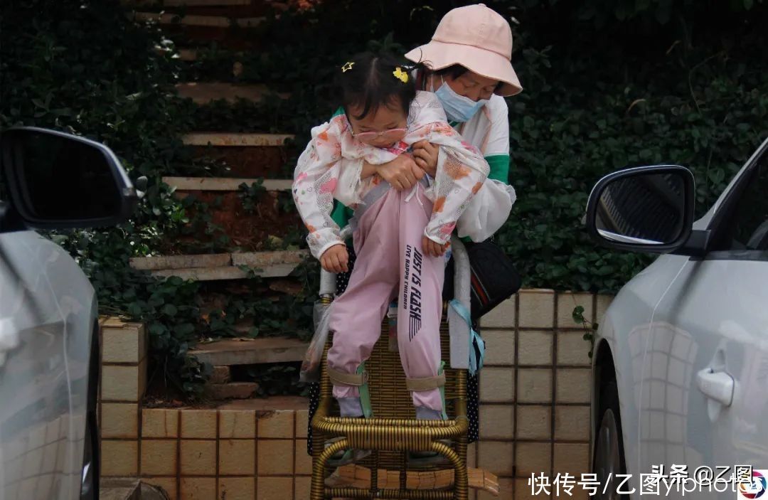 独子|残疾妈妈独子溺亡后，42岁借钱做试管婴儿，迎来女儿也迎来了悲剧