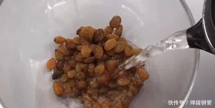 灰尘|葡萄干直接吃有多脏用用这个小妙招,灰尘虫卵都跑掉