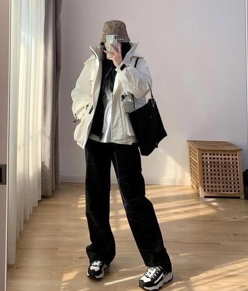 今冬除了靴子，你还差一双“运动鞋”，配各种外套都好看