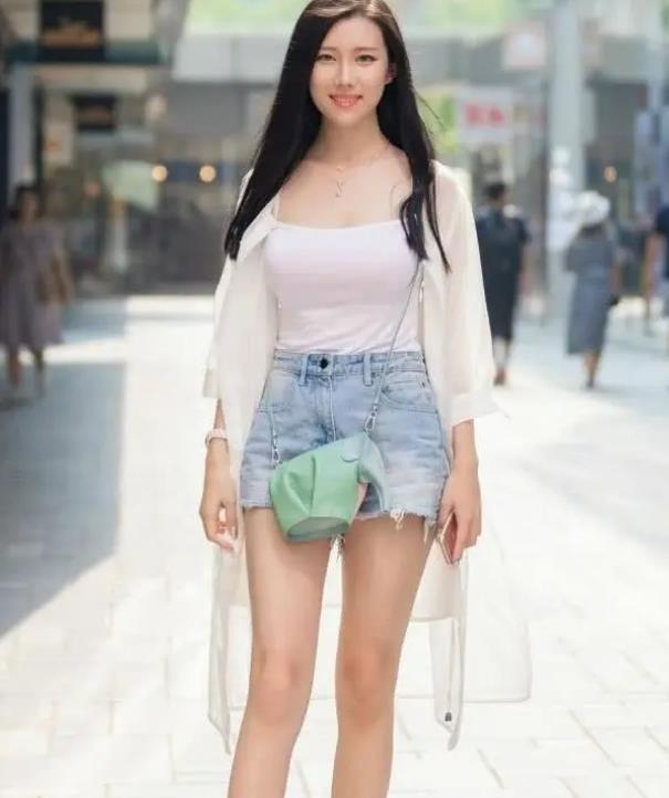 街拍:皎若秋月的美女,白色上衣配浅绿色裙子,时尚气质风范