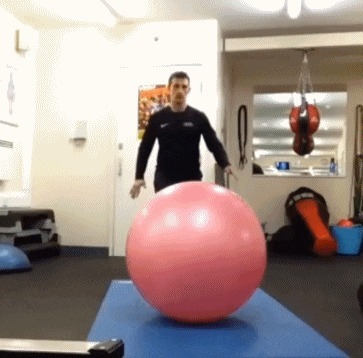 |搞笑GIF:突然感觉不对劲 以后再也不穿裙子帮人推车了