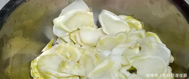 弟弟一家来拜年,上了一盘这菜,不到几分钟光盘,脆爽鲜香又开胃