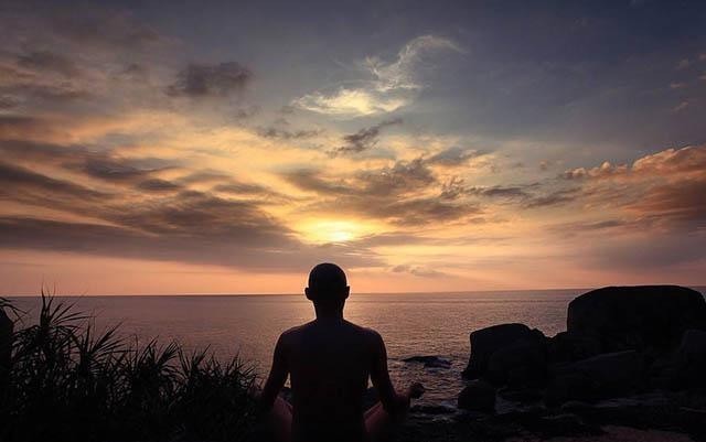 勤杂工|勤杂工看守一漂亮女贼一整夜，反复写4个字再烧掉，后成为宰相