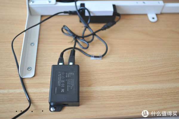 螺丝|家居改造：用电动升降桌打造我的居家办公小角落