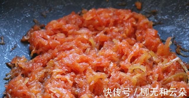 秋季干燥,要常吃这食材,4块一斤营养高,剥好皮再熬一熬好香呀!