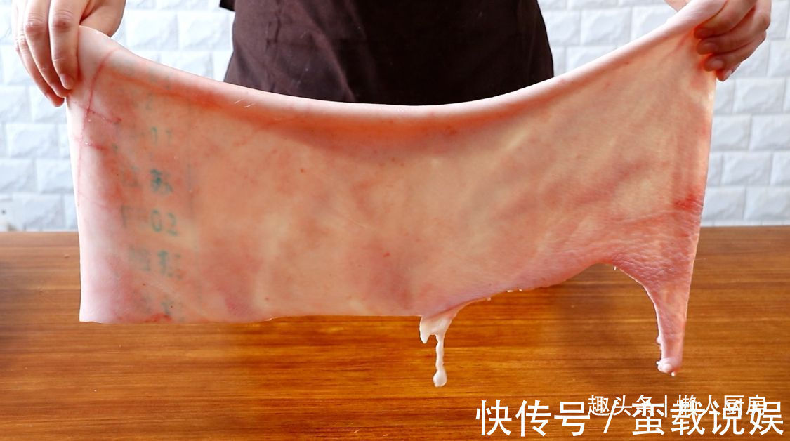 收入|掌握好这些技巧，炸出来的猪皮蓬松，有人凭借着炸猪皮年收入百万