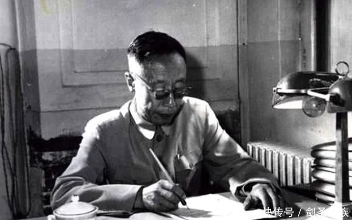 下班|溥仪下班准备挤公交,一群人突然跪地喊皇上,溥仪的反应绝了!