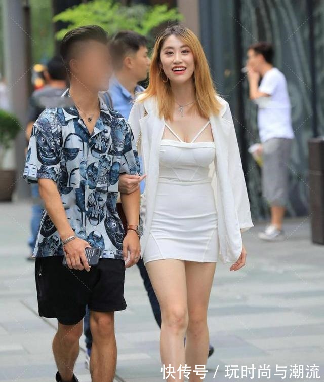 套装 白修身套装，大方优雅，大气中尽显稳重！