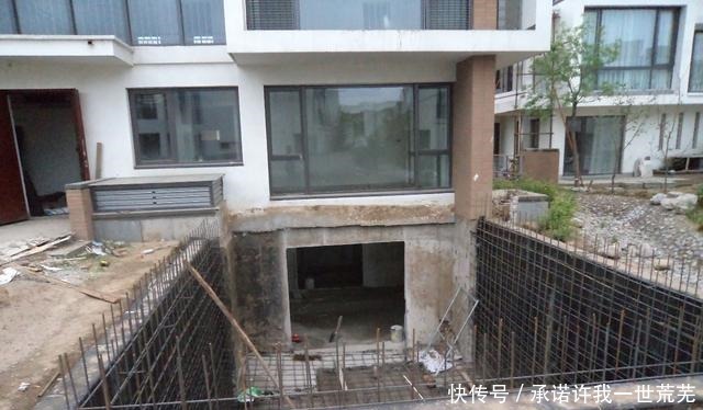 朋友家|买300平别墅还不甘心，庭院下挖和地下室相通，封成下沉式阳光房！