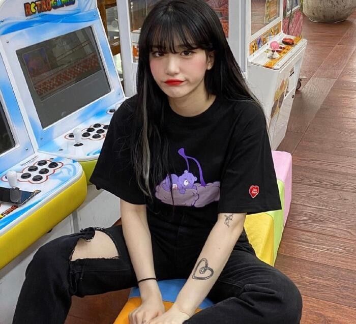 t恤|五官精致的金希佳 小姐姐风格搭配帅气