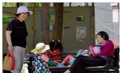 身体素质|49岁妈妈带娃偶遇49岁奶奶,两人生活差距一看便知,现状让人心酸