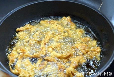 炸酥肉时,有人用淀粉有人用面粉,大厨教我正确做法,香酥不回软!