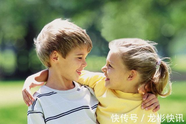 规律|2岁孩子不爱跟小朋友玩,是孤僻吗社交发育规律告诉你多虑了