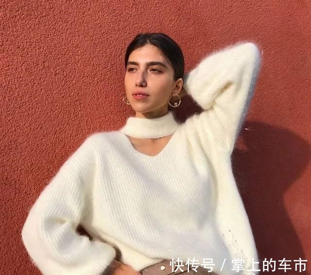 锁骨处 秋冬纯色毛衣怎么穿才能更胜一筹三招就搞定,简约高级感穿搭!