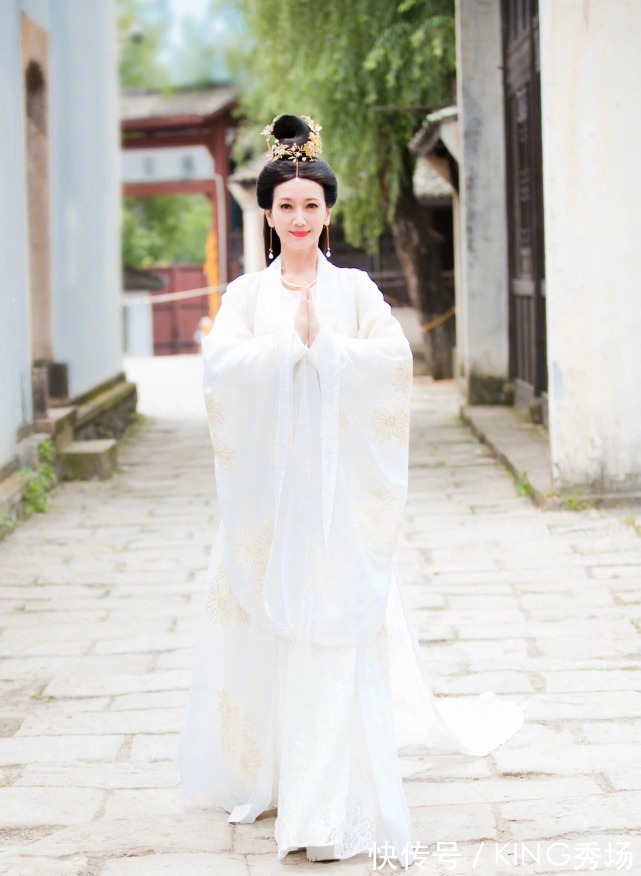 冻龄女神|赵雅芝重现“白素贞”,29年容颜未变,67岁风采依旧