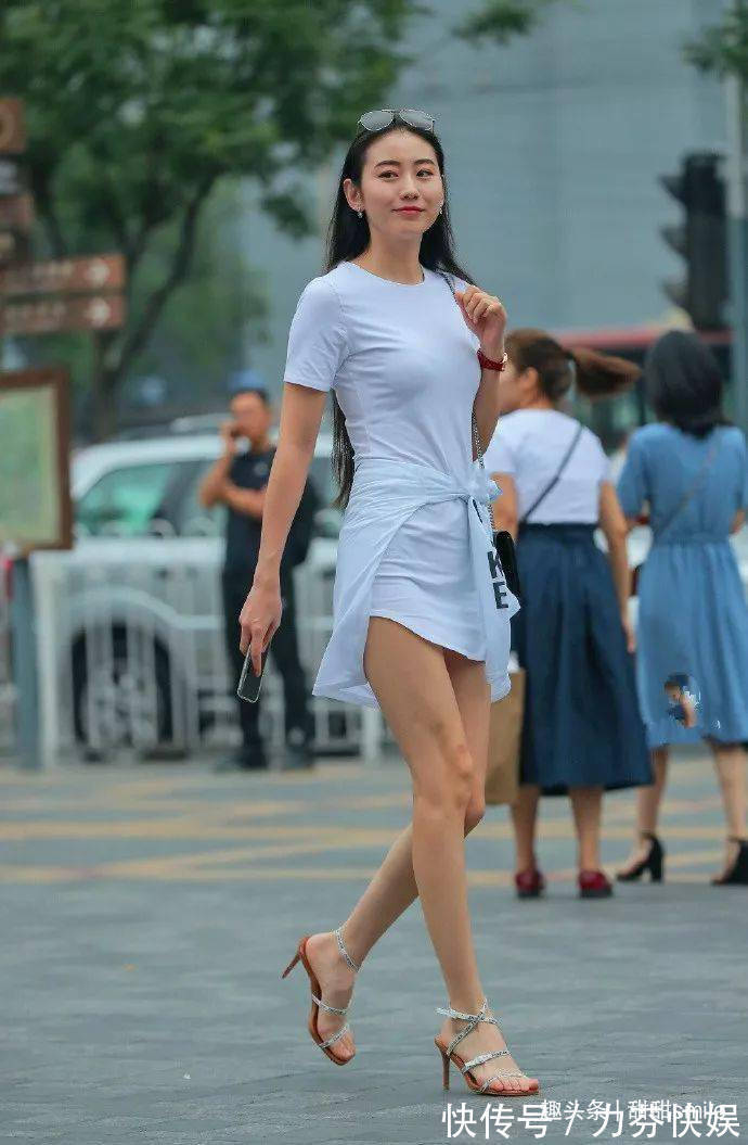 在职场 美女脚上搭配上一双白色的尖头高跟鞋,让双腿显得修长