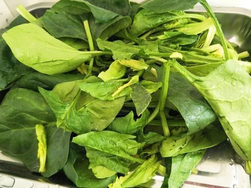 口感|炒菠菜时,记住“2放2不放”,菠菜翠绿不涩,口感特别好
