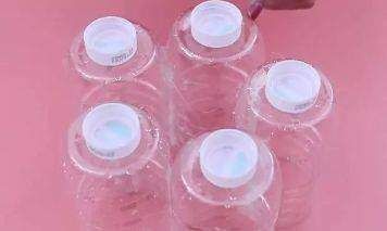 把5个塑料瓶粘在一起,放进厨房超实用,10个人9个人都需要