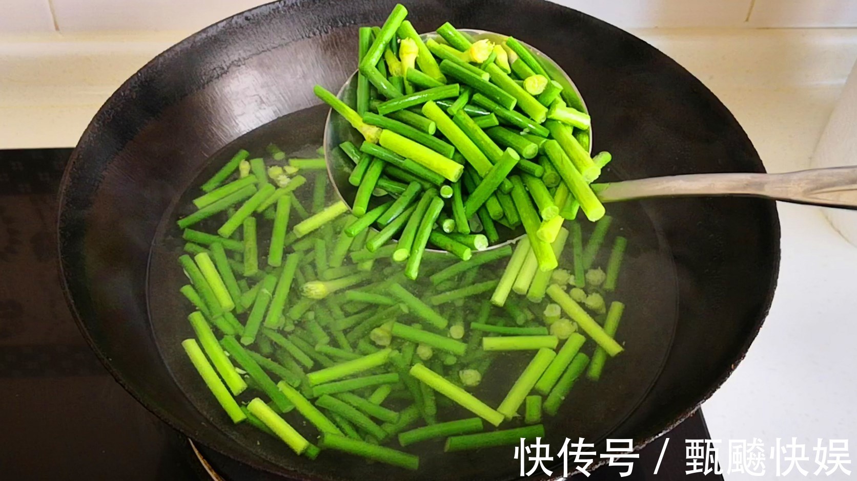爆炒|炒蒜苔,最忌切完直接炒,大厨教你一妙招,蒜苔又脆又绿、更入味