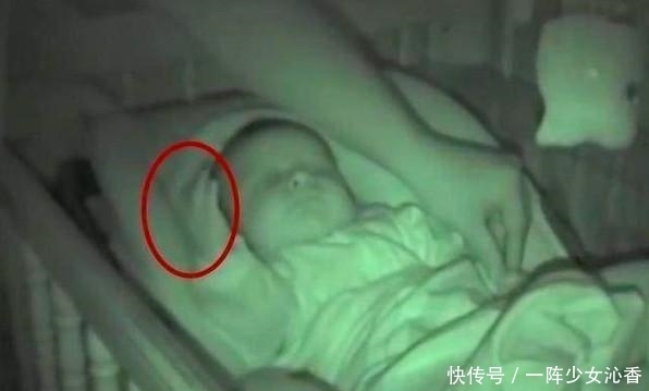 爸妈|爸妈半夜起床拍下有趣一幕，宝宝的双手根本停不下来