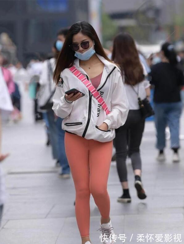 时髦 穿打底裤不一定要配高腰上衣,这两种穿搭时髦减龄也挺好看