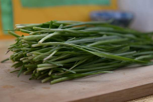 调韭菜馅，关键1步要牢记，韭菜翠绿不出水，包出的饺子鲜美好吃