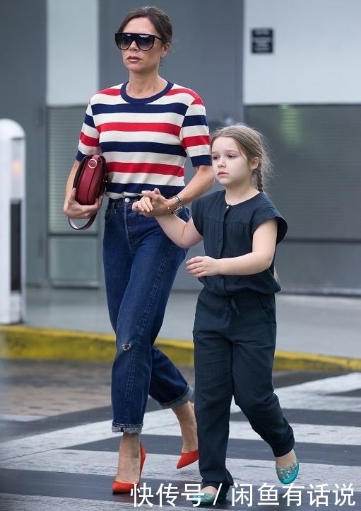 内柔|贝嫂母女现身,小七穿牛仔连体装白胖胖,被妈妈牵着走像个小憨憨