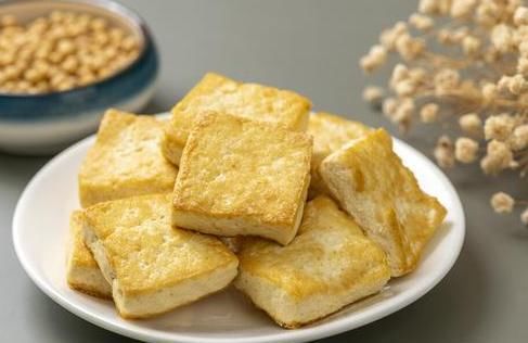 煎豆腐，切忌直接下油锅，下锅前多做一步，豆腐不碎不粘锅