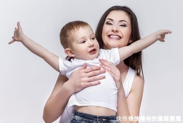 宝爸|花痴宝宝‘’第一次坐地铁，对着小哥哥不停‘’放电‘’，宝爸很无奈