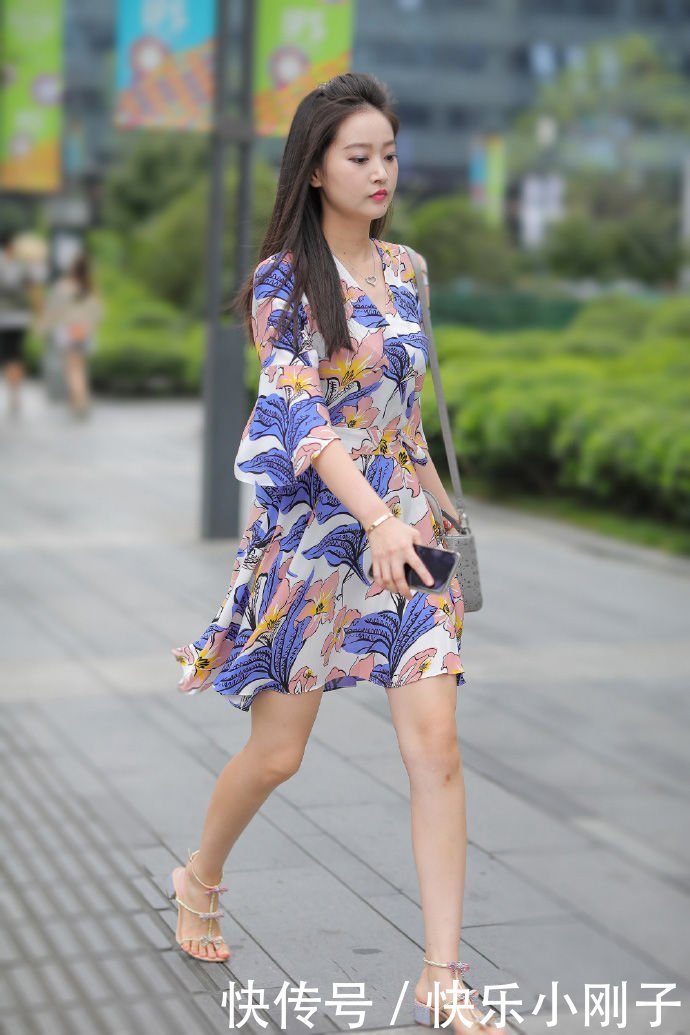  青春|造型有优雅感才美，选择精致舒适的裙装，让你造型青春靓丽